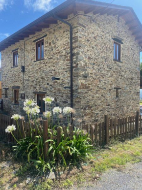 Casita feliz entre montañas y cerca del mar